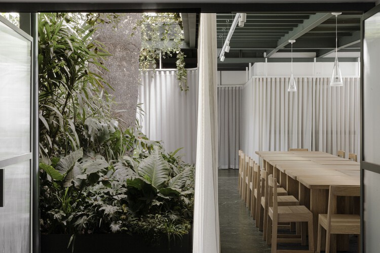 Casa Paladar Culinary Space / apda Ana Paula de Alba + IUA Ignacio Urquiza Arquitectos - Фотография интерьера, стола, стула, фасада