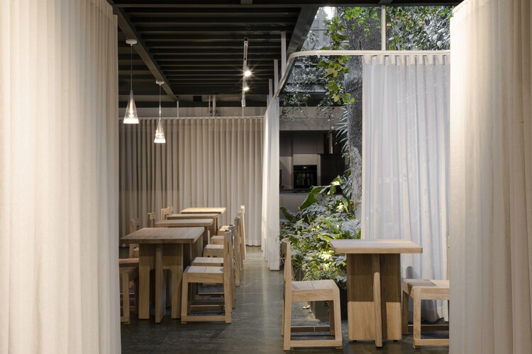 Casa Paladar Culinary Space / apda Ana Paula de Alba + IUA Ignacio Urquiza Arquitectos - Фотография интерьера, Столовая, Стол