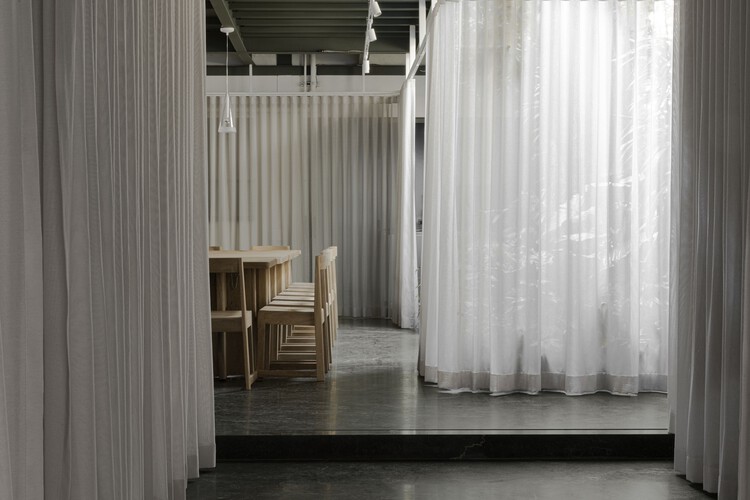 Кулинарное пространство Casa Paladar / apda Ana Paula de Alba + IUA Ignacio Urquiza Arquitectos - Фотография интерьера, стул, колонна