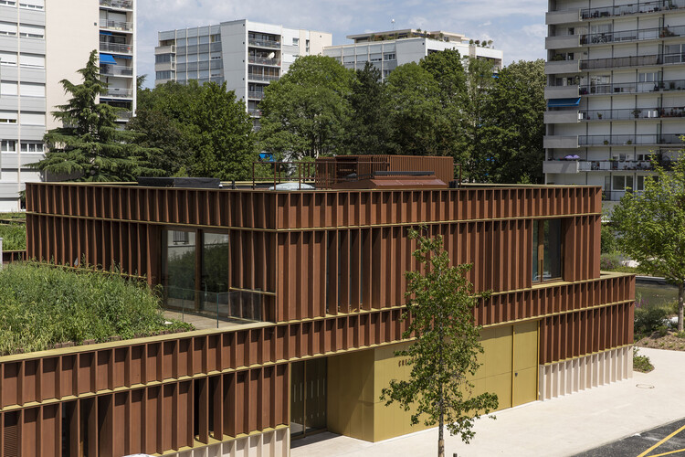Детский сад и библиотека игрушек / a+samueldelmas Architectes - Экстерьерная фотография, окна, забор, фасад, перила