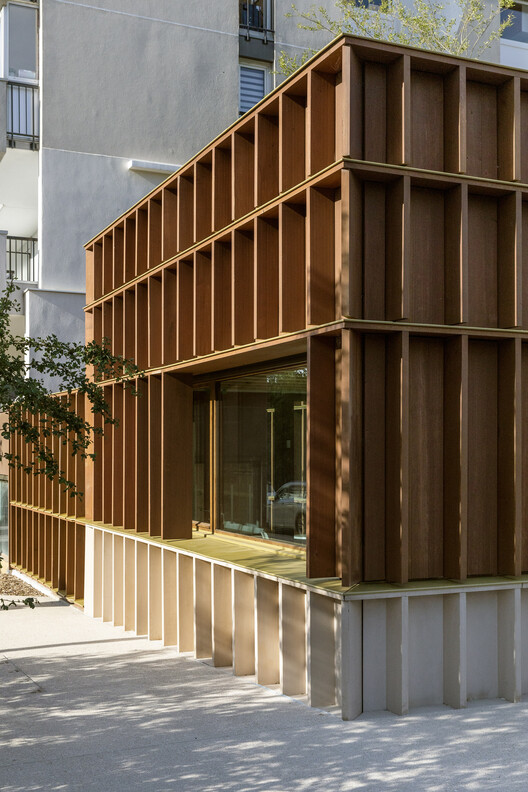 Детский сад и библиотека игрушек / a+samueldelmas Architects - Экстерьерная фотография, Окна, Фасад, Балка