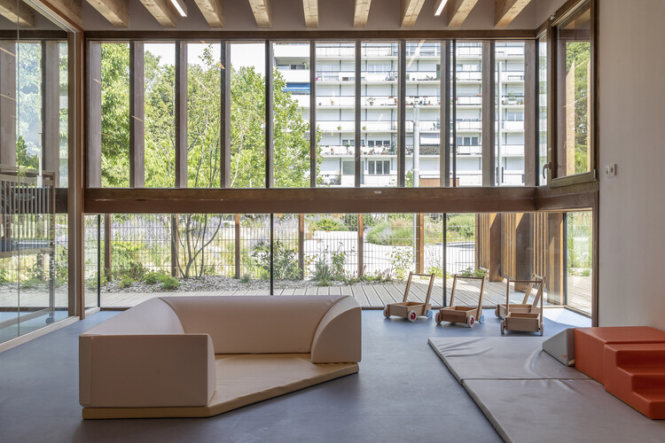Детский сад и библиотека игрушек / a+samueldelmas Architects - Фотография интерьера, гостиная, окна
