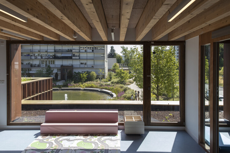 Детский сад и библиотека игрушек / a+samueldelmas Architects - Фотография интерьера, балка, окна
