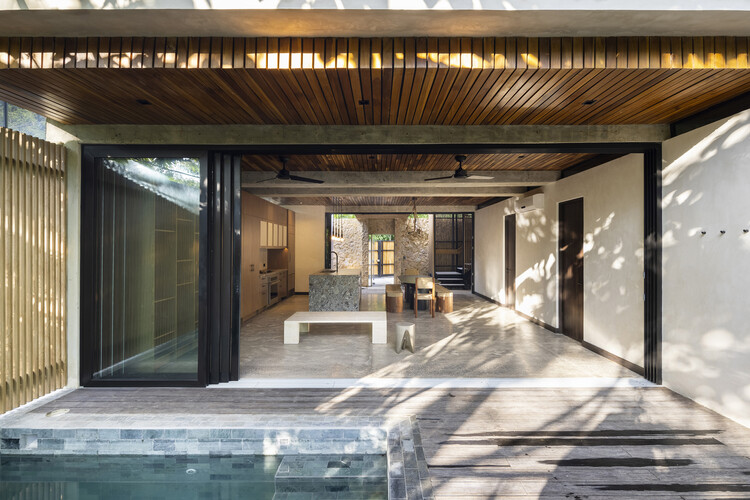 Jungla House / FAMM Arquitectura - Фотография интерьера, дверь, балка, скамейка