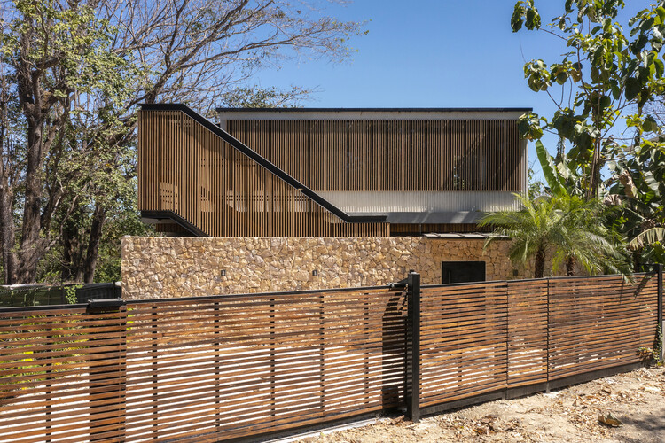 Jungla House / FAMM Arquitectura - Фотография Экстерьера, Кирпич, Забор, Фасад, Перила