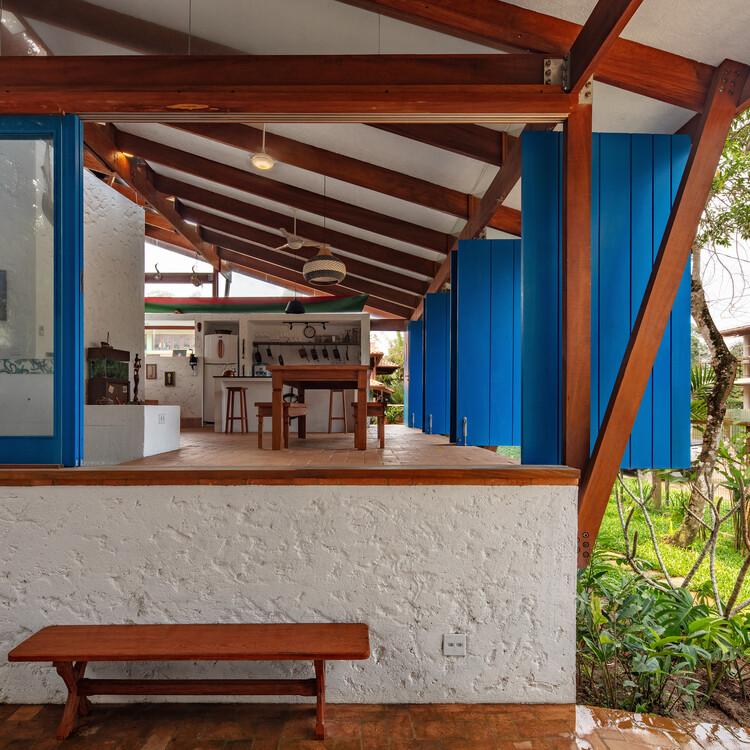 Renzo House / Obra Arquitetos - Фотография интерьера, стол, скамейка, балка