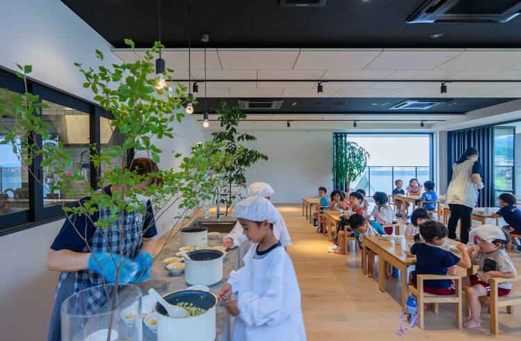 ATG Детский сад и ясли / HIBINOSEKKEI + Youji no Shiro + Kids Design Labo - Фотография интерьера, стол, стул