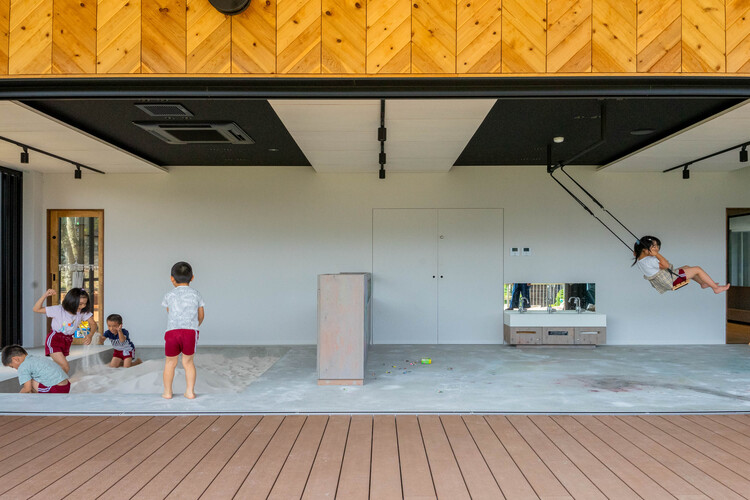ATG Детский сад и ясли / HIBINOSEKKEI + Youji no Shiro + Kids Design Labo - Фотография интерьера, кухни