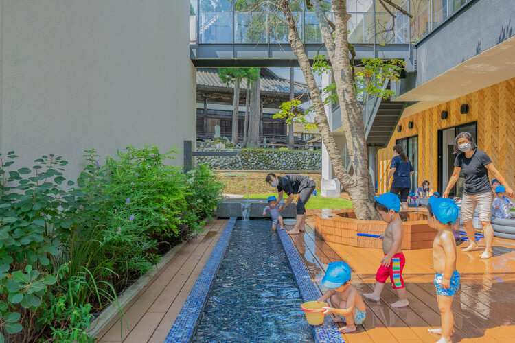 ATG Детский сад и ясли / HIBINOSEKKEI + Youji no Shiro + Kids Design Labo - Фотография экстерьера, окна