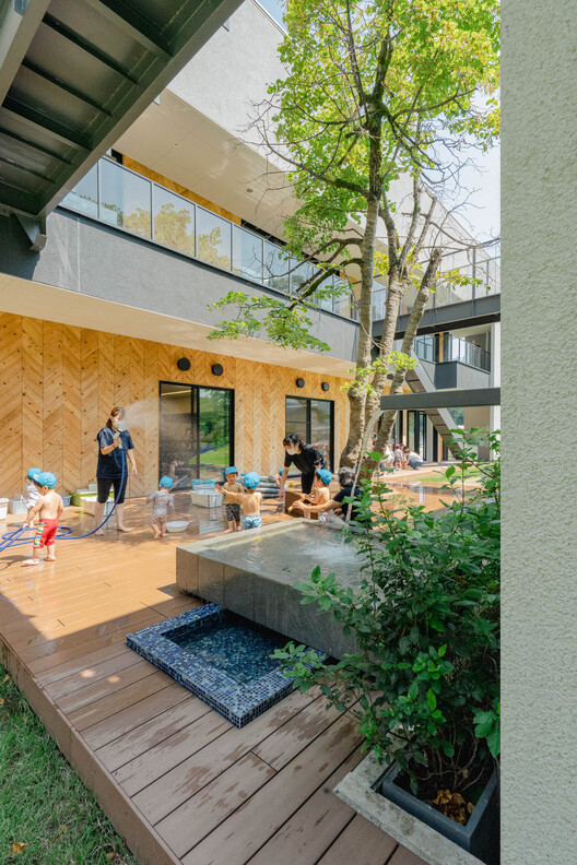 ATG Детский сад и ясли / HIBINOSEKKEI + Youji no Shiro + Kids Design Labo - Фотография интерьера, окон, сада, двора