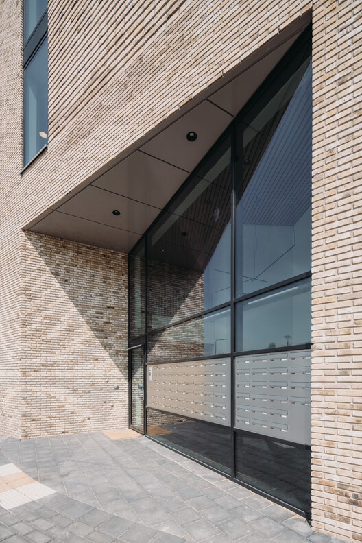 Социальное жилье Хавенкаде Неймеген / vanOmmeren-architecten + Architectuurcentrale Thijs Asselbergs - Фотография интерьера, кирпич, окна, фасад