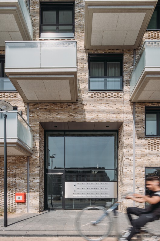 Социальное жилье Хавенкаде Неймеген / vanOmmeren-architecten + Architectuurcentrale Thijs Asselbergs - Фотография интерьера, кухня, окна, кирпич, фасад, балкон