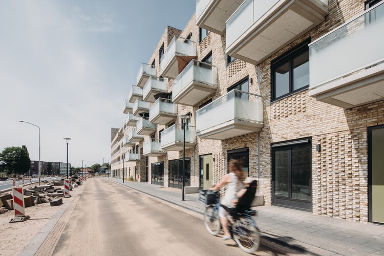 Социальное жилье Хавенкаде Неймеген / vanOmmeren-architecten + Architectuurcentrale Thijs Asselbergs - Фотография экстерьера, окна