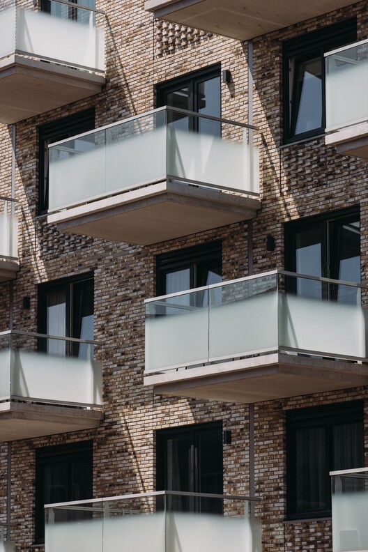 Социальное жилье Хавенкаде Неймеген / vanOmmeren-architecten + Architectuurcentrale Thijs Asselbergs - Фотография интерьера, кухня, окна, кирпич, фасад, перила