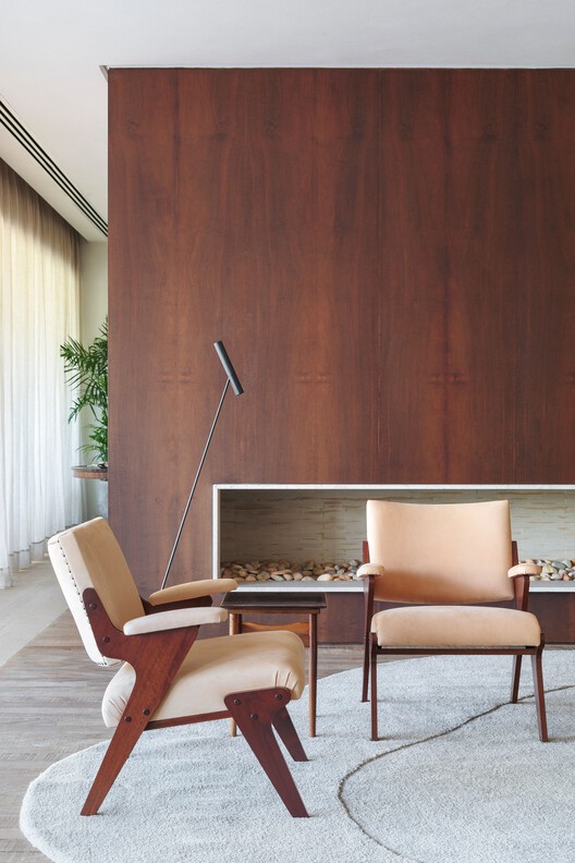 Caburi House / ARCHITECTS OFFICE — Фотография интерьера, гостиная, стол, стул, окна
