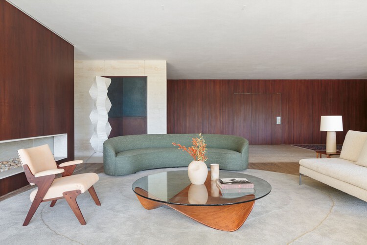 Caburi House / ARCHITECTS OFFICE - Фотография интерьера, гостиная, диван, стол