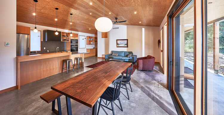 Резиденция White Salmon / Michael Flowers Architect - Фотография интерьера, Столовая, Стол, Дерево, Стул, Балка