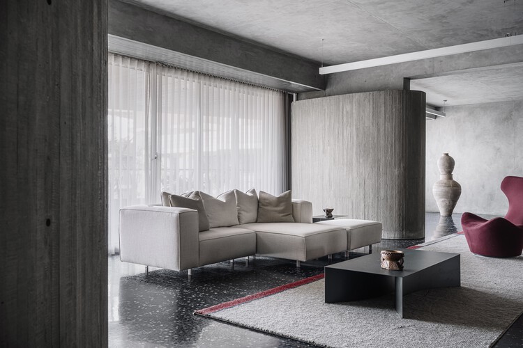 Off The Grid Apartment / DOT — Фотография интерьера, гостиная, диван
