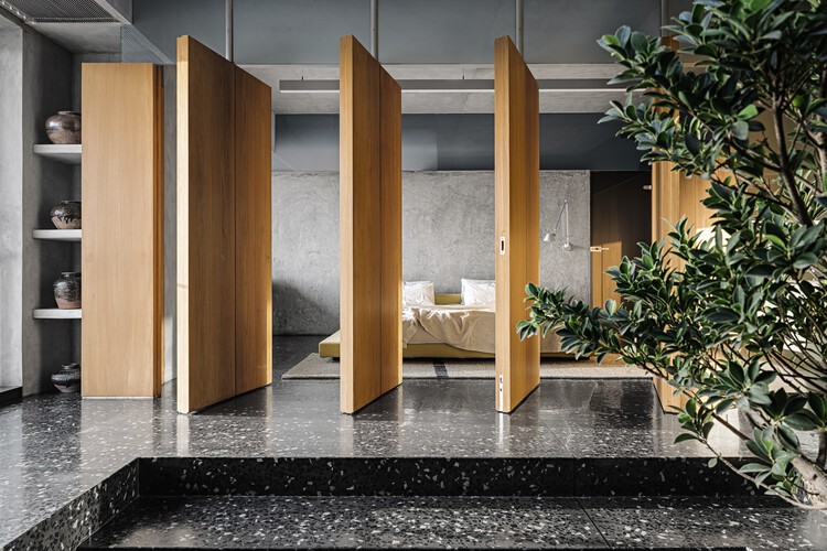 Off The Grid Apartment / DOT - Фотография интерьера, двери, фасада