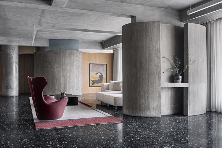Off The Grid Apartment / DOT — Фотография интерьера, стул, колонна