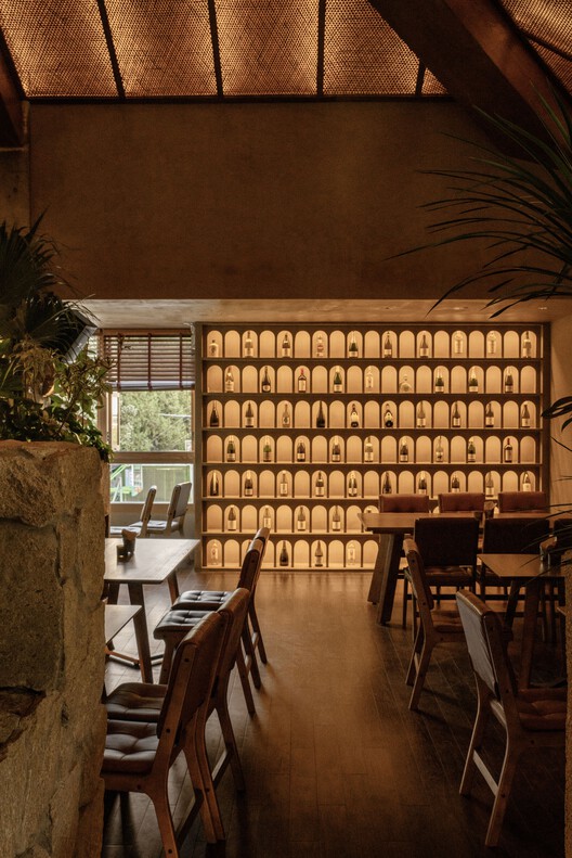 The Bond от Hide&Seek Bar & Restaurant / DAGA Architects — Фотография интерьера, Столовая, Стол, Стул, Окна, Балка