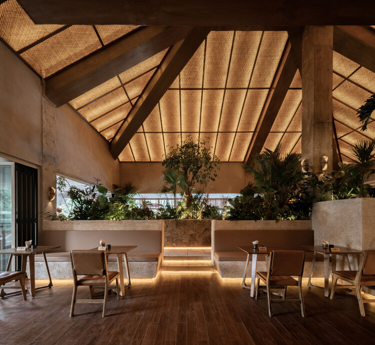 The Bond от Hide&Seek Bar & Restaurant / DAGA Architects — Фотография интерьера, Столовая, Стул, Окна, Балка