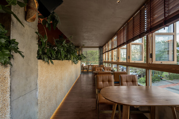 The Bond от Hide&Seek Bar & Restaurant / DAGA Architects — Фотография интерьера, Столовая, Стол, Окна, Стул, Балка