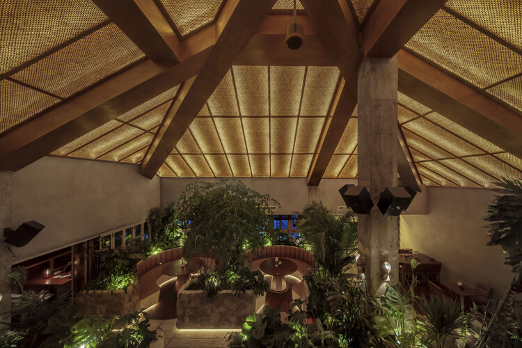 The Bond от Hide&seek Bar & Restaurant / DAGA Architects — Фотография интерьера, балка
