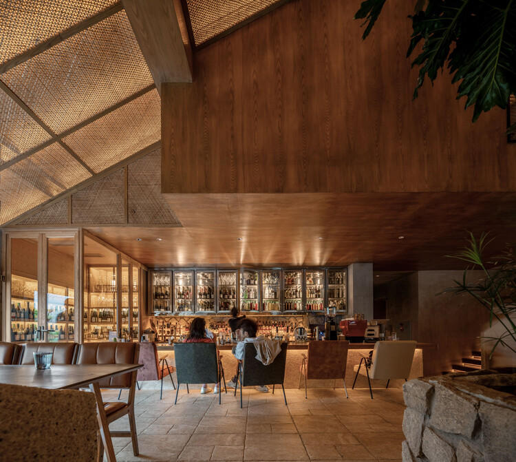 The Bond от Hide&seek Bar & Restaurant / DAGA Architects — Фотография интерьера, Столовая, Стол, Стул, Балка