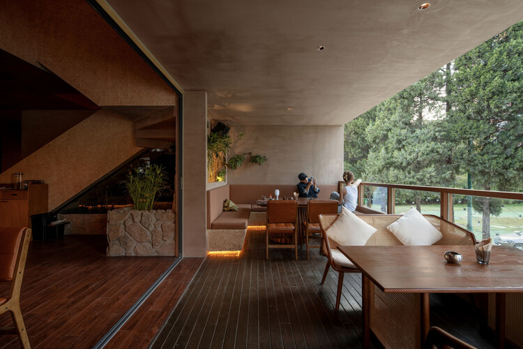 The Bond от Hide&seek Bar & Restaurant / DAGA Architects — Фотография интерьера, стол, стул