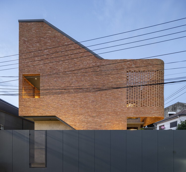 MYJ House / BodinChapa Architects - Экстерьерная фотография, кирпич, фасад