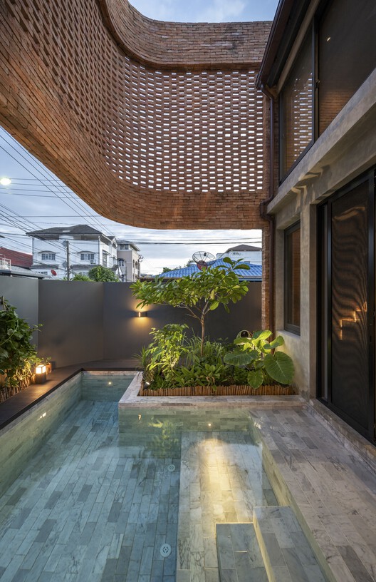 MYJ House / BodinChapa Architects - Фотография интерьера, фасад, окна, сад, двор