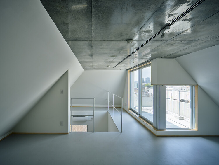 Жилой комплекс в Омори-чо / SEITARO ASO ARCHITECTURE INC. - Фотография интерьера, окна