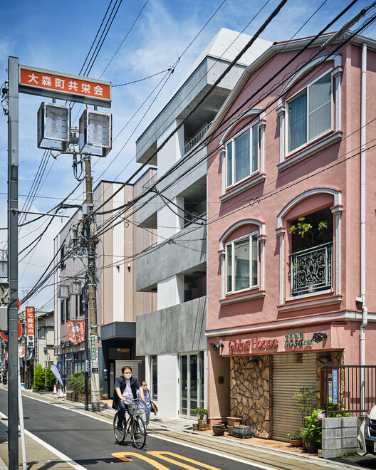 Жилой комплекс в Омори-чо / SEITARO ASO ARCHITECTURE INC. - Фотография экстерьера, окна, фасад