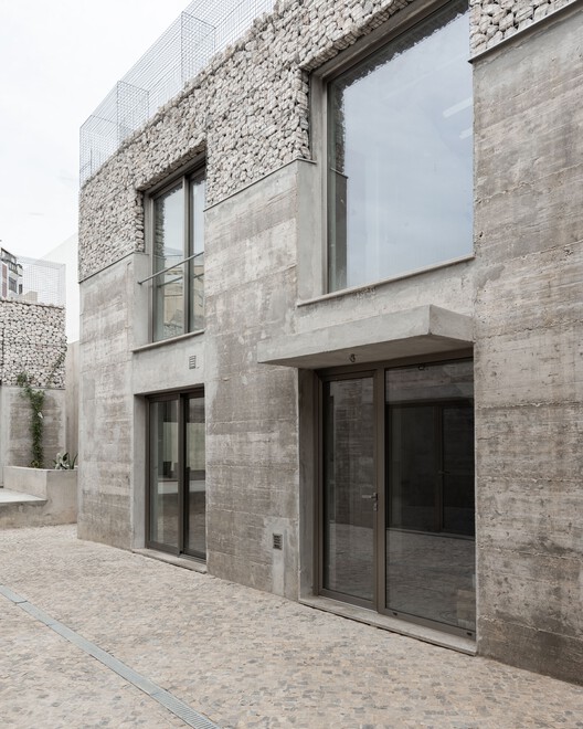 Три Открытых Бетонных Фасада / Corpo Atelier - Фотография Экстерьера, Окна, Кирпич, Фасад