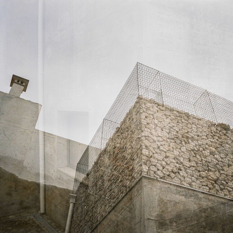 Три открытых бетонных фасада / корпоративное ателье - Фотография экстерьера, Фасад