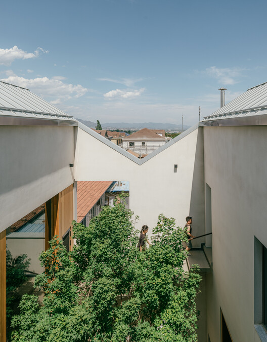 Дом на склоне / Chaoffice - фотография экстерьера, окна, фасад