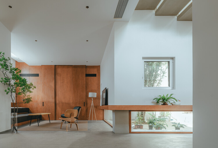 Дом на склоне / Chaoffice - Фотография интерьера, окна, стул