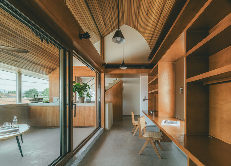 Дом на склоне / Chaoffice - Фотография интерьера, Стол, Окна, Балка