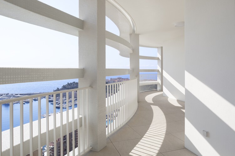 Башня Гонория в Монако / Jean-Pierre Lott Architecte - Фотография интерьера, забор, фасад, перила