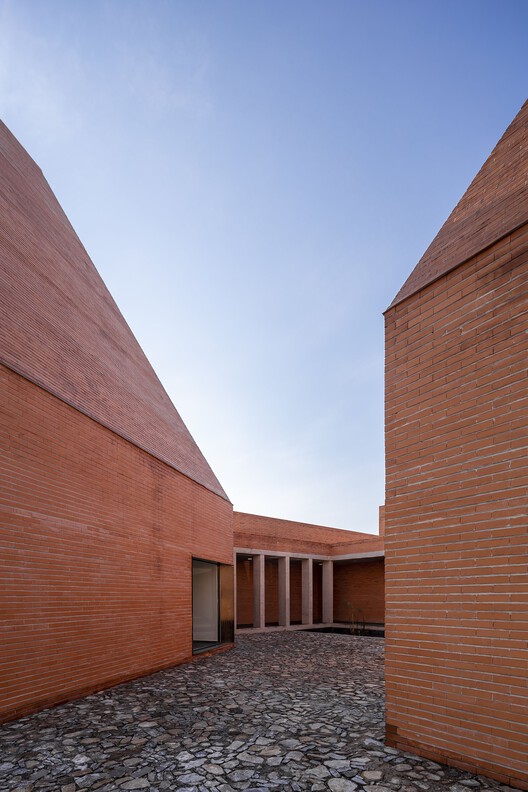 Сектор 02 Офисы ирригационного модуля / 3ME Arquitectura - Фотография экстерьера, кирпич