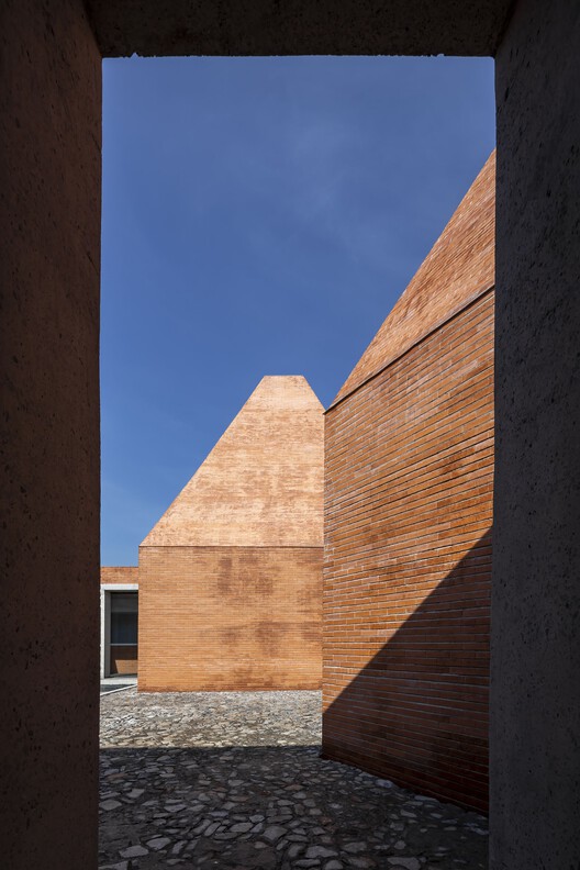 Сектор 02 Офисы ирригационного модуля / 3ME Arquitectura - Фотография экстерьера, Кирпич, Арка, Колонна