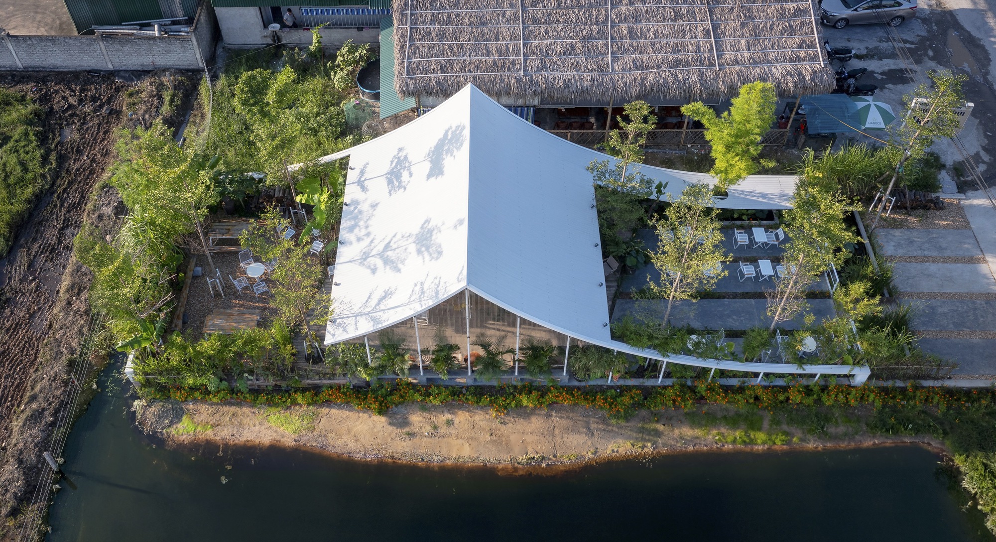 Ка Кофе / Nguyen Khac Phuoc Architects