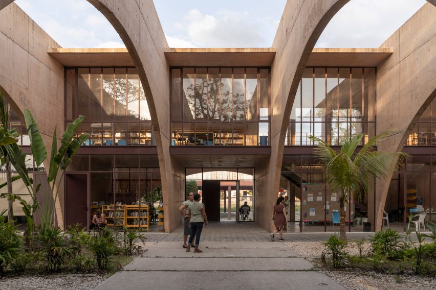 Оранжевое бетонное здание от Centro de Colaboración Arquitectónica.