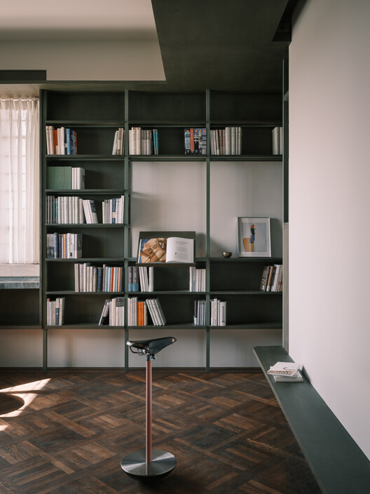 Ремонт квартиры Magy Upper / ателье tao+c - Фотография интерьера, шкаф, стеллажи, окна