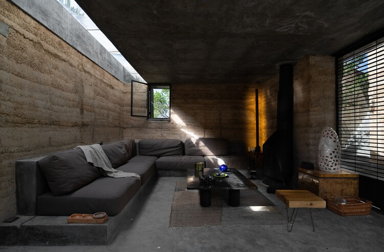 Valle de la Plata House / RAG arquitectos - Фотография интерьера, гостиная, диван, окна