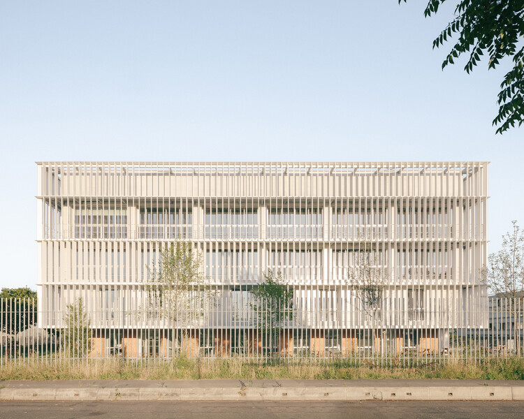 ЭСИЭЭ[it] Высшая школа / ValletdeMartinis Architectes - Экстерьерная фотография, забор, фасад