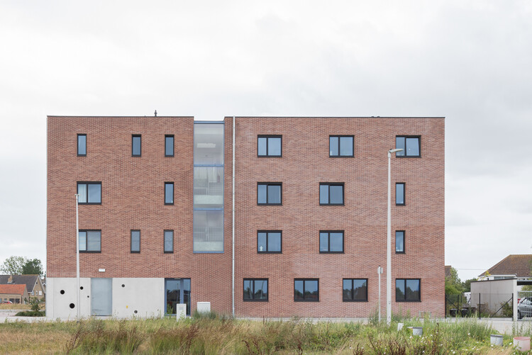 Социальная и многоуровневая жизнь / POLYGOON Architectuur - Экстерьерная фотография, Окна, Кирпич, Фасад
