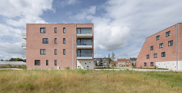 Социальная и многоуровневая жизнь / POLYGOON Architectuur - Экстерьерная фотография, окна, фасад