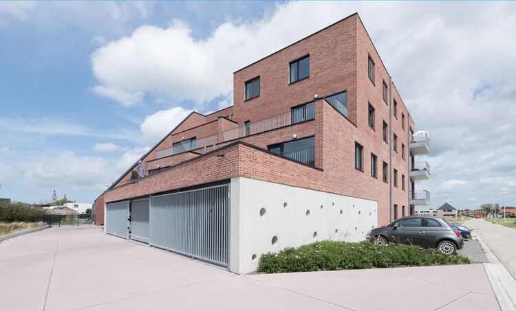 Социальная и многоуровневая жизнь / POLYGOON Architectuur - Экстерьерная фотография, окна, фасад